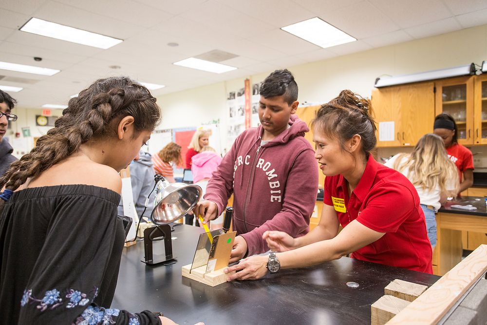 Through Henkel’s Sustainability Ambassador program, employees teach children the importance of sustainability through hands-on experiments and show how everyone can contribute to a more sustainable environment.