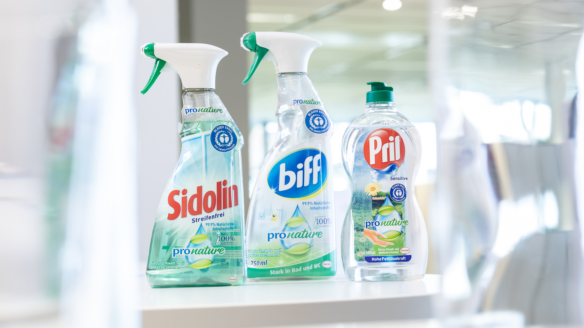 Different cleaning products from Henkel with sustainable packaging. 