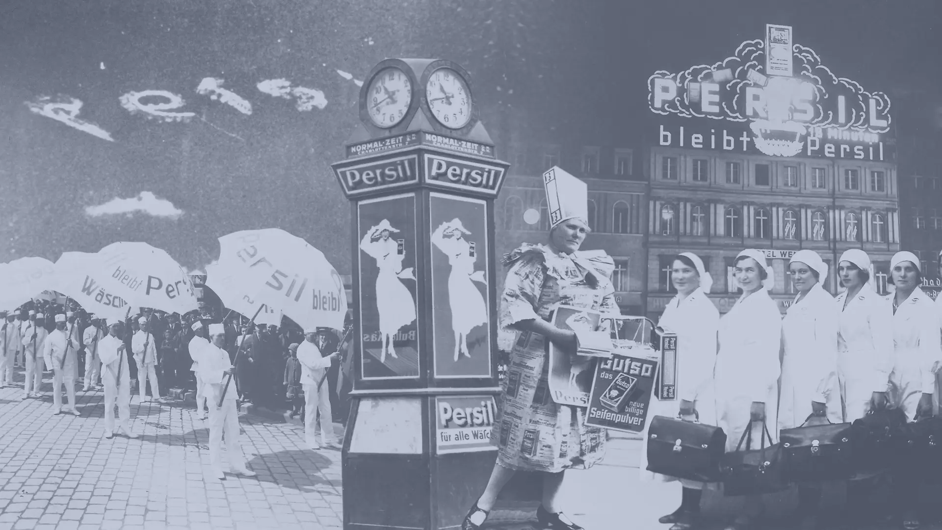 Le collage présente diverses actions publicitaires de Henkel ainsi que des personnes qui se sont déguisées ou ont joué le rôle des “instructrices itinérantes” pour promouvoir les produits de l’entreprise.