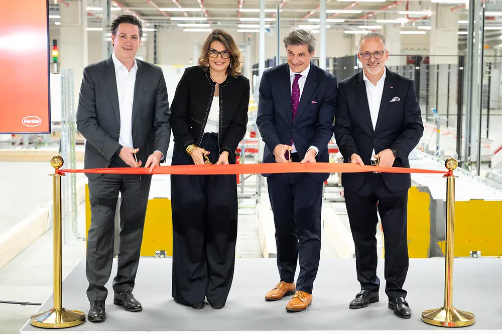 
Wolfgang König, Henkel-Vorstand für Consumer Brands, Sylvie Nicol, Mitglied des Henkel-Vorstands und zuständig für Personal, Infrastruktur und Nachhaltigkeit, Christian Zaum, Wirtschaftsdezernent der Landeshauptstadt Düsseldorf und Carsten Knobel, Vorsitzender des Vorstands von Henkel bei der Eröffnung des erweiterten Hochregallagers (v.l.n.r)