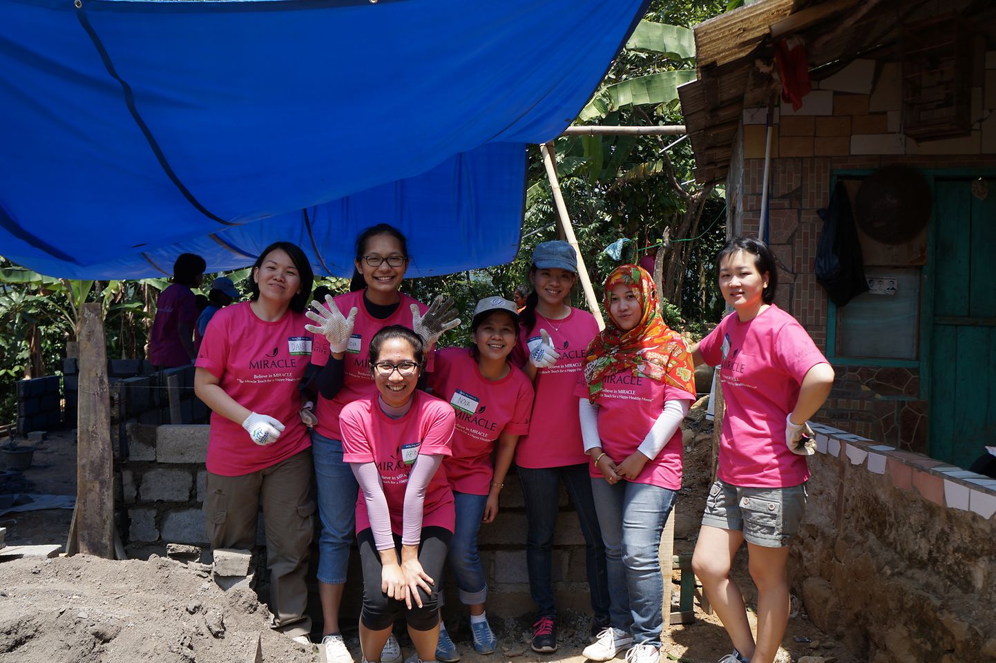 Female volunteers from Henkel Indonesia