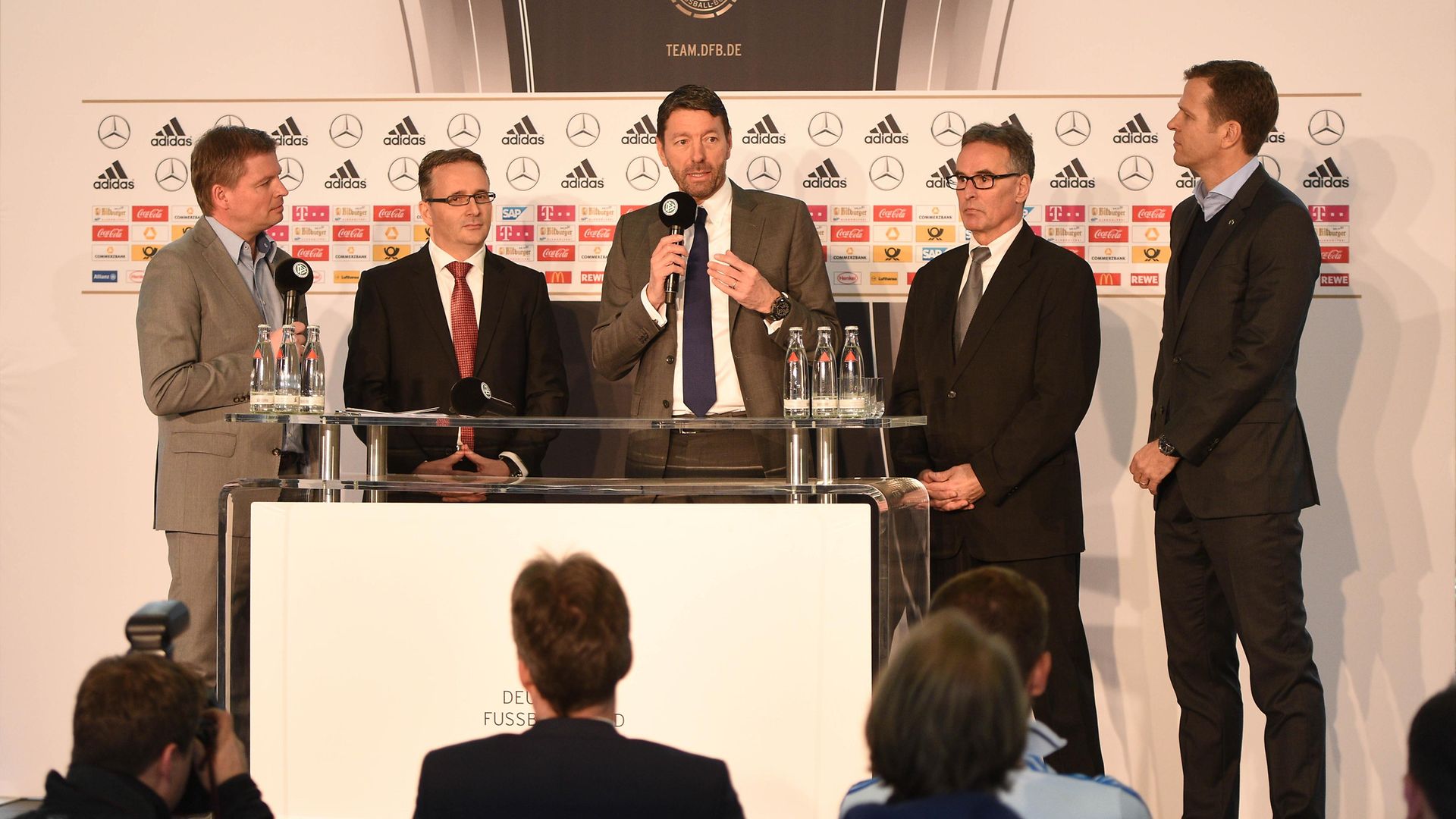 Press conference at DFB headquarters with Henkel CEO Kasper Rorsted (center).