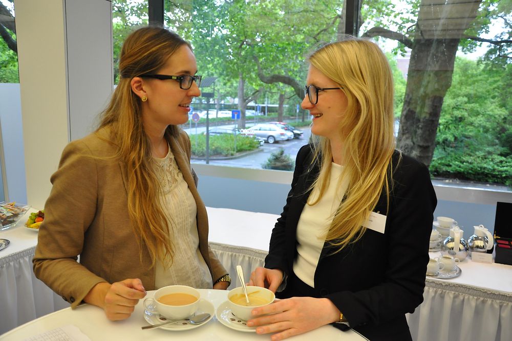 Sarah Unkelbach (links), Employer Branding Managerin bei Henkel 