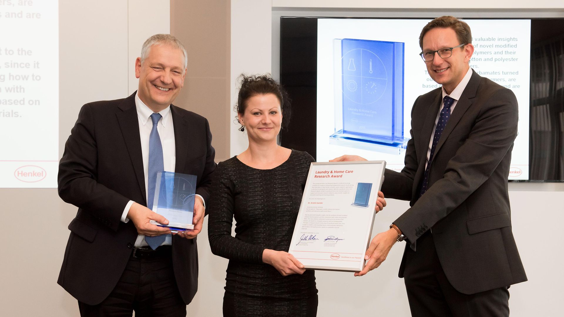 Prof. Dr. Thomas Müller-Kirschbaum (left) and Dr. Michael Dreja present the Laundry & Home Care Research Award 2016 to Dr. Kristin Ganske