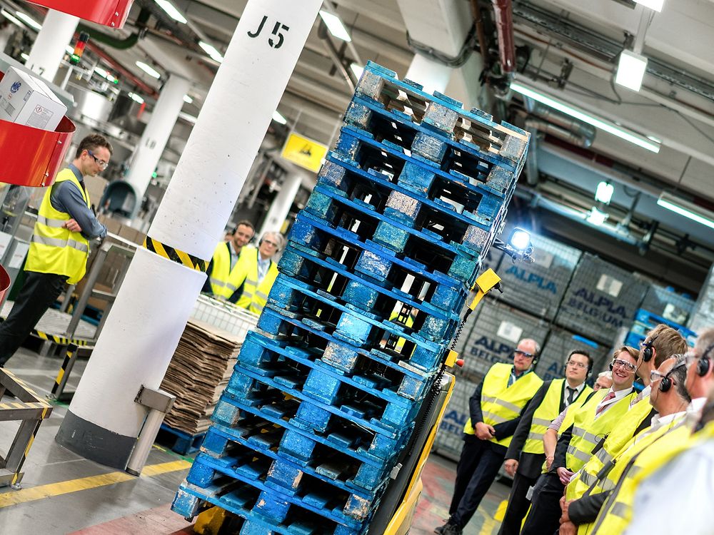 

From the digital reading of production data to self-driving forklifts: Visitors at the Smart Factory Roadshow in Henkel’s detergent production plant got to witness how the company implements Industry 4.0.