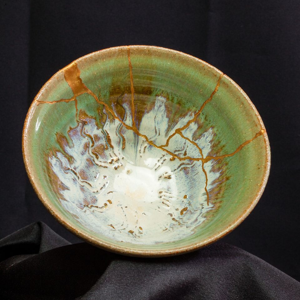 
Kintsugi ist eine von langer Tradition geprägte japanische Methode, zerbrochene Keramik zu reparieren. Dabei geht es nicht darum, die vermeintlichen Makel der Reparatur durch die Verwendung von Gold- oder Silberpigmenten im Lack in den Vordergrund zu stellen.
