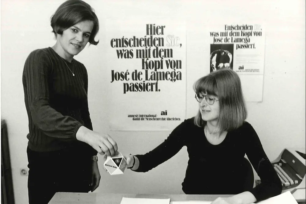 
1972: Henkel employee Angela Schultz worked as a volunteer for the human rights organization Amnesty International. Schultz, who was employed as an interpreter for English and French at the Corporate Planning and Development department in Düsseldorf-Holthausen, was a member of Group 101 of Amnesty in Düsseldorf. In her spare time, she helped prisoners who had been arrested for their political or religious beliefs. Her extensive voluntary work included considerable correspondence and research to alleviate the hardships of detention.